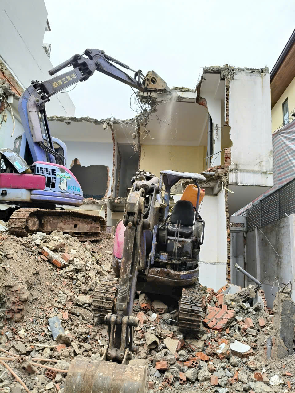 Phá dỡ nhà phố 3 tầng tại Quận Bình Thạnh, TP.HCM